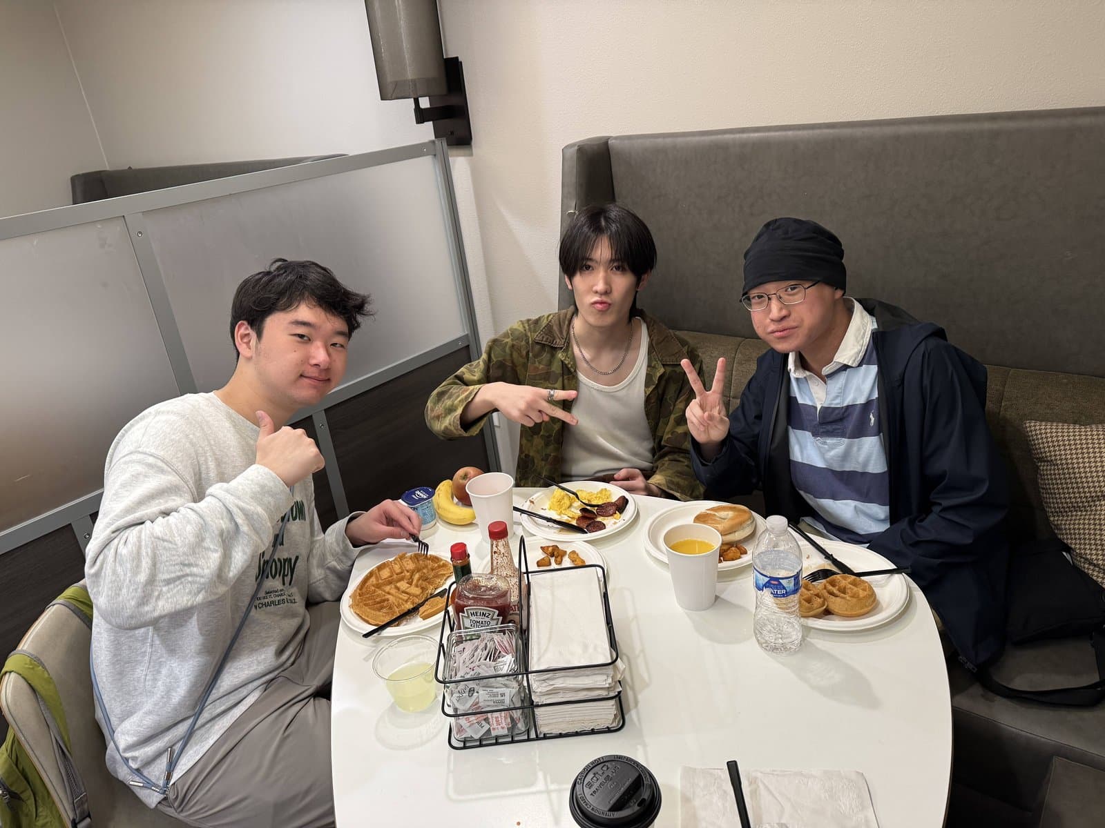 ホテルの朝食会場で、朝食をとる参加学生3名