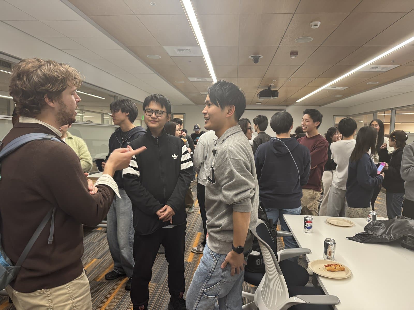 交流イベントで、UCサンディエゴの学生と話す参加学生